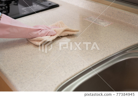 Housewife's daily kitchen top plate cleaning Housewife's daily kitchen top plate cleaning 77384945