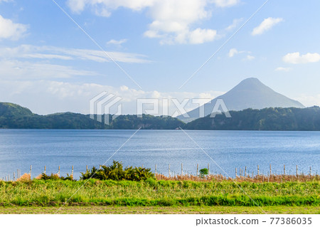 Kaimondake and Lake Ikeda seen from the Okoheta Observatory, Ibusuki City, Kagoshima Prefecture 77386035