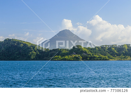 從鹿兒島縣指宿市池田湖遊樂園看到的開聞岳和池田湖 77386126