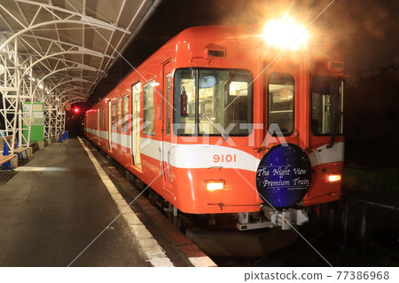 學南列車9000型夜景高級列車停在吉原站 77386968
