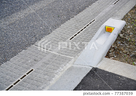 帶反射器的行人道路邊界塊對角倒圓型和路面排水狹縫天溝的景觀 77387039