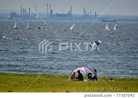 與家人在海灘露營的風箏衝浪和遊艇風景 77387042