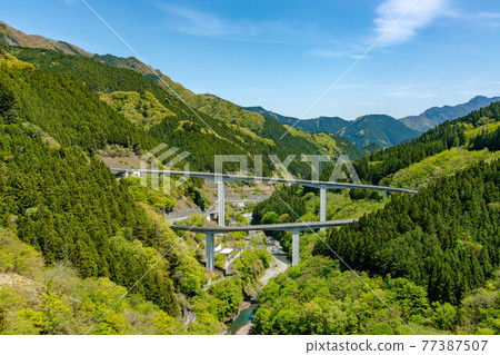 從瀧澤大壩眺望雷電 Todoroki Rokugi 橋 從瀧澤大壩眺望雷電 Todoroki Rokugi 橋 77387507