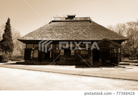 An old private house with a thatched roof [Kawasaki Town, Miyagi Prefecture, Michinoku Forest Lakeside Park] 77388428