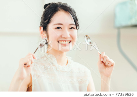 Woman with fork and spoon 77389626