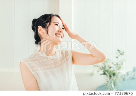 A woman whose headache / fever has healed A woman whose headache / fever has healed 77389670