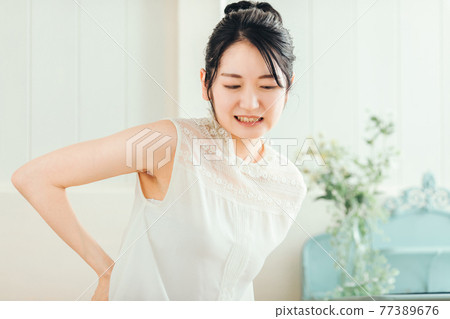 一個腰痛的女人 77389676