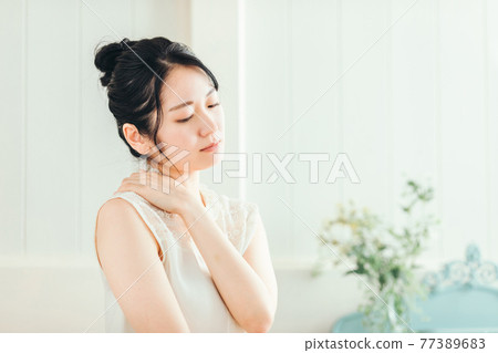 一個肩膀嚴重僵硬的女人 77389683