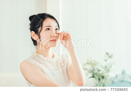 拿著眼睛的女人 拿著眼睛的女人 77389685