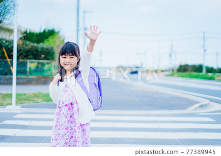 Little girl crossing the road Little girl crossing the road 77389945