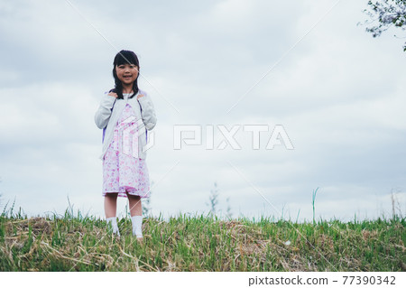 上小學的小女孩 77390342