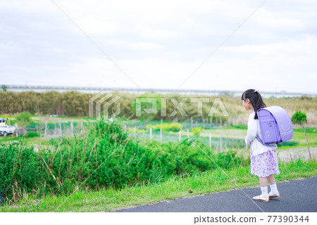 Little girl going to elementary school Little girl going to elementary school 77390344