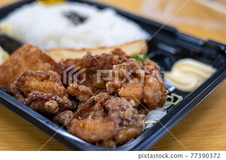 Deep-fried chicken bento Deep-fried chicken bento 77390372