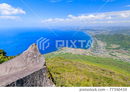 Scenery seen from the vicinity of the 9th station of Kaimondake Volcano, Ibusuki City, Kagoshima Prefecture 77390430