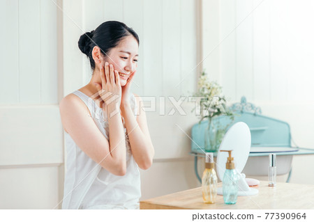 護膚品女性 護膚品女性 77390964