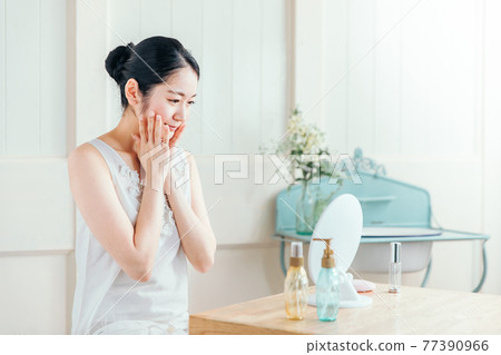 護膚品女性 77390966