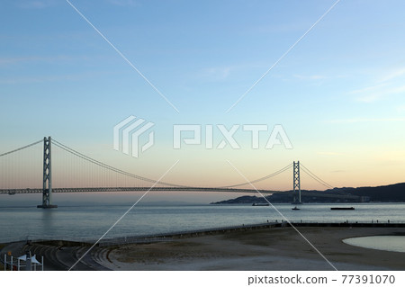 明石海峽大橋的黃昏（兵庫縣明石市） 77391070