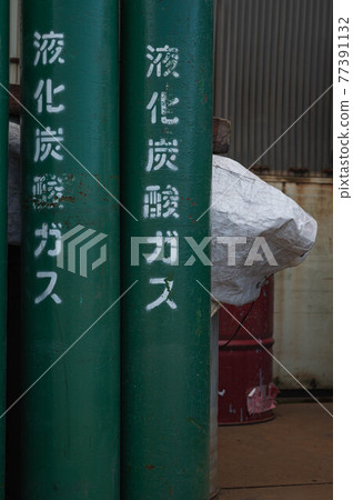 Liquefied carbon dioxide gas cylinder 77391132