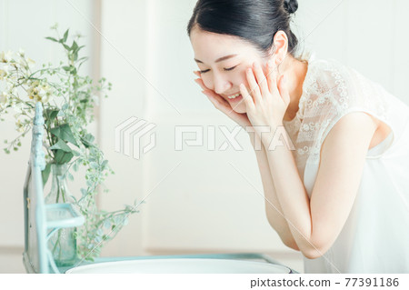 Women who wash their face and take care of their skin 77391186