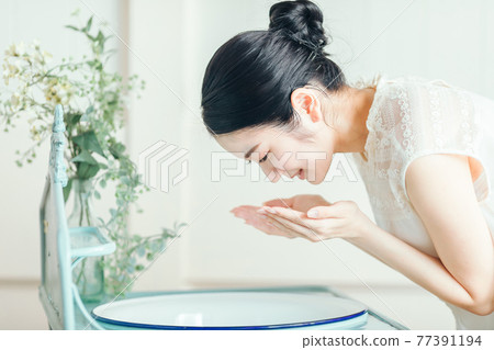 Women who wash their face and take care of their skin Women who wash their face and take care of their skin 77391194