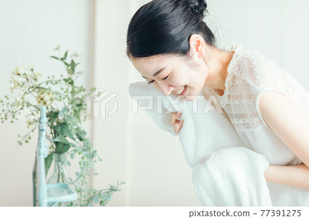 洗臉和乾毛巾的婦女 洗臉和乾毛巾的婦女 77391275