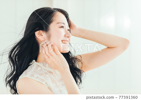 Woman with fluttering hair 77391360