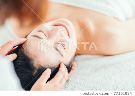 婦女接受頭部水療按摩 婦女接受頭部水療按摩 77391954