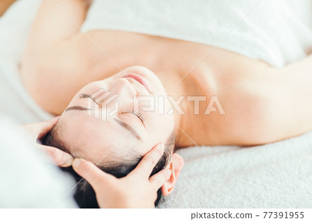 婦女接受頭部水療按摩 婦女接受頭部水療按摩 77391955