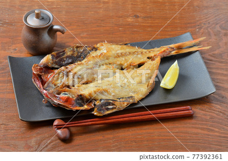 烤乾鯛魚,烤魚,開放鯛魚,串,魚菜餚。 烤乾鯛魚,烤魚,開放鯛魚,串,魚菜餚。 77392361