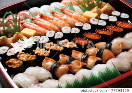 日本料理：外送桶中的握壽司“外送、外送、在家慶祝、法律事務” 77393109