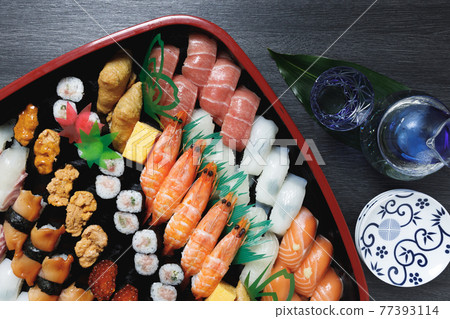 Japanese food: Nigiri sushi in a delivery tub "Delivery, delivery, celebration at home, legal affairs" 77393114