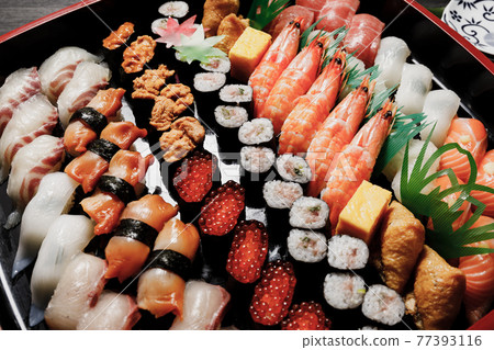 日本料理:外送桶中的握壽司“外送、外送、在家慶祝、法律事務” 日本料理:外送桶中的握壽司“外送、外送、在家慶祝、法律事務” 77393116