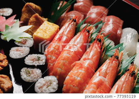 日本料理：外送桶中的握壽司“外送、外送、在家慶祝、法律事務” 77393119