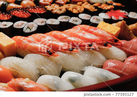 Japanese food: Nigiri sushi in a delivery tub "Delivery, delivery, celebration at home, legal affairs" Japanese food: Nigiri sushi in a delivery tub "Delivery, delivery, celebration at home, legal affairs" 77393127