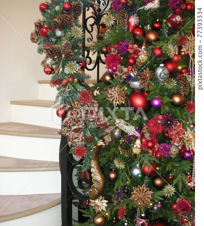 Western-style building Christmas tree and spiral staircase 77393334