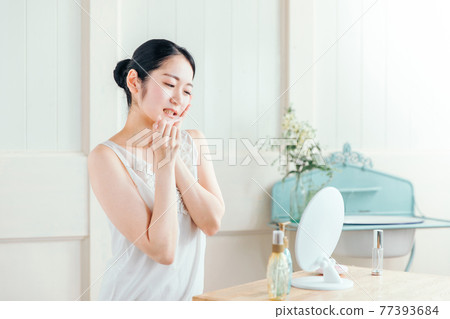 Women with tooth decay, hyperesthesia, and periodontal disease 77393684