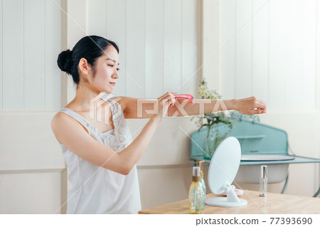 女人剃掉多餘的頭髮（問題） 77393690