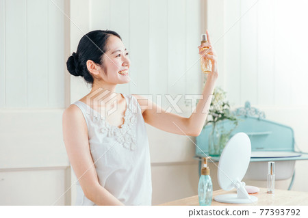 女人噴薄霧 女人噴薄霧 77393792