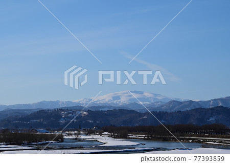 冬天的月山和Sagae河的景色 77393859