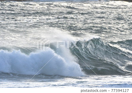 五島灘，角木灘，大角度的海邊，海浪 77394127