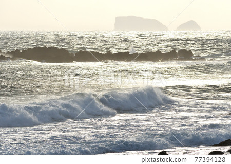 五島灘，角木灘，大角度的海邊，海浪 77394128