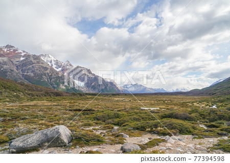 Trekking route from El Chalten to Fitz Roy 77394598