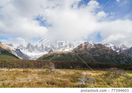 Trekking route from El Chalten to Fitz Roy 77394603