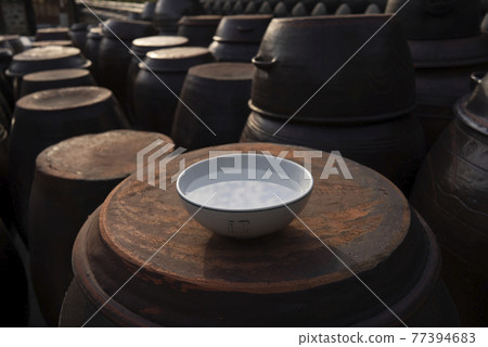 A traditional Korean custom of praying to the gods of heaven and earth while pouring purified water A traditional Korean custom of praying to the gods of heaven and earth while pouring purified water 77394683