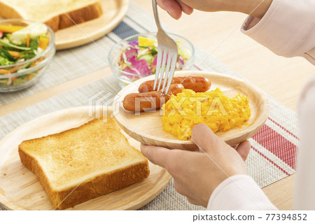 女人吃早餐（西餐） 77394852