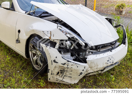 因超速在交通事故中失事的白色跑車 因超速在交通事故中失事的白色跑車 77395091