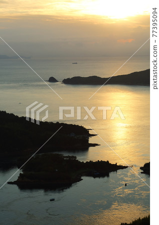 Dawn of the Seto Inland Sea as seen from Kareiyama Observatory Park Dawn of the Seto Inland Sea as seen from Kareiyama Observatory Park 77395094