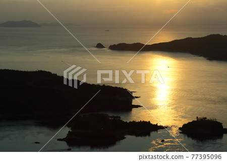 Dawn of the Seto Inland Sea as seen from Kareiyama Observatory Park Dawn of the Seto Inland Sea as seen from Kareiyama Observatory Park 77395096