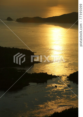 Dawn of the Seto Inland Sea as seen from Kareiyama Observatory Park Dawn of the Seto Inland Sea as seen from Kareiyama Observatory Park 77395099