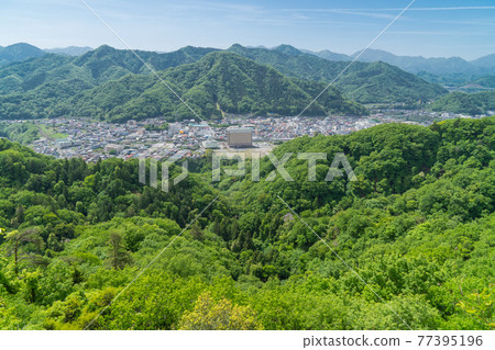 從岩土之山頭盔岩附近的山脊看到的大月市 77395196